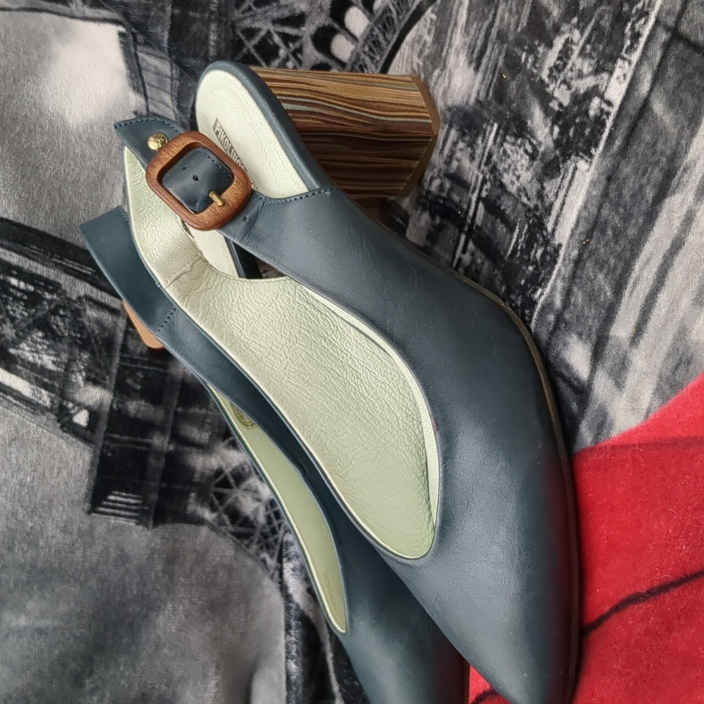 Pikolinos Green heeled leather shoe
